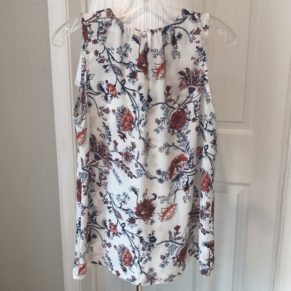 Violet + Claire Cutout Detail Sleeveless Blouse - Picture 4 of 4